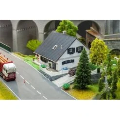 Faller H0 Saniertes Einfamilienhaus -Spielwarenladen h0 saniertes einfamilienhaus 2